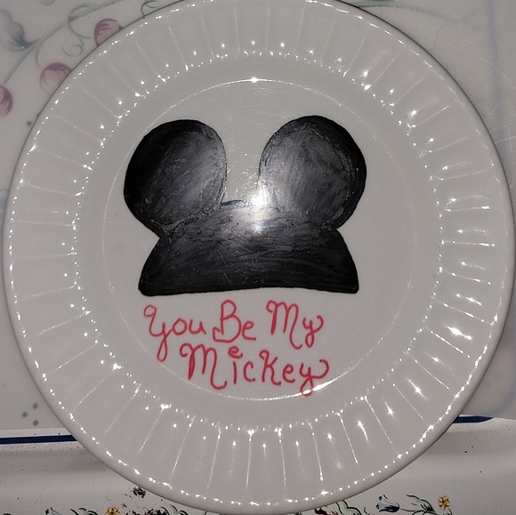 Hand painted Minnie & Mickey plates - Picture 3 of 3